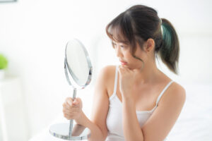 5 Daily Habits That Age Your Skin Without You Noticing